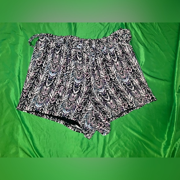 Torrid Black and White High Waist Geometric Shorts size 3 - Picture 3 of 9